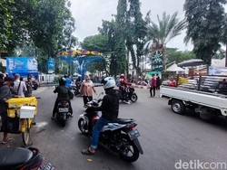 Ada Wahana Pasar Malam Tiba-tiba Melintang di Tengah Jalan Cimahi