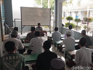Di Balik Jeruji Lapas, Roni Enggan Tinggalkan Ibadah Sejengkal pun Di Balik Jeruji Lapas, Roni Enggan Tinggalkan Ibadah Sejengkal pun