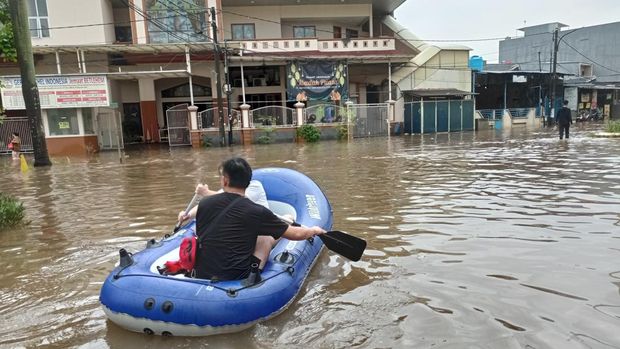 Warga naik perahu karet gara-gara banjir di Jakbar (Taufiq/detikcom)