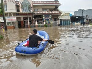 Ragam Cerita Warga Jakarta Saat Banjir: Naik Perahu hingga Izin WFH