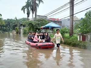 Perumahan di Jakbar Terendam Banjir, Warga Pakai Perahu untuk Aktivitas