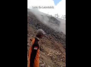 Viral Aksi Nekat Nonton Aliran Lava Gunung Ile Lewotolok dari Jarak Dekat Viral Aksi Nekat Nonton Aliran Lava Gunung Ile Lewotolok dari Jarak Dekat