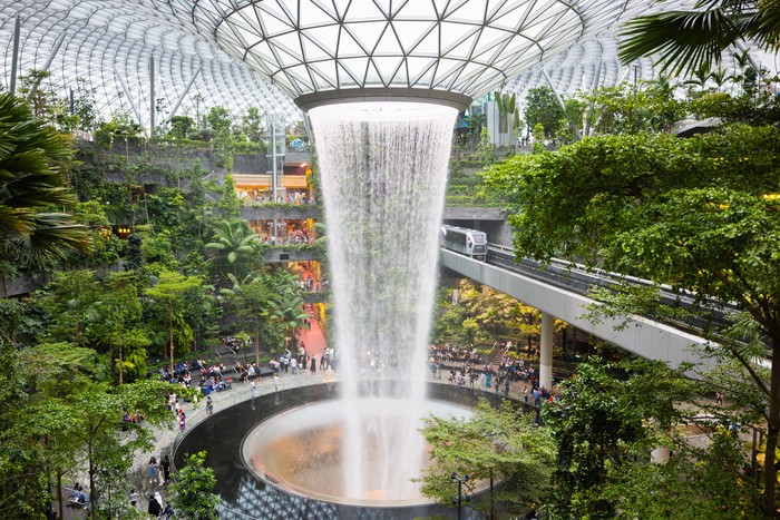 Air menekuni di Bandara Changi Singapura Air menekuni di Bandara Changi Singapura