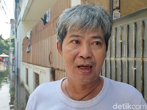 Komeng Pilih Bertahan di Rumahnya yang Kebanjiran di Tegal Alur Jakbar