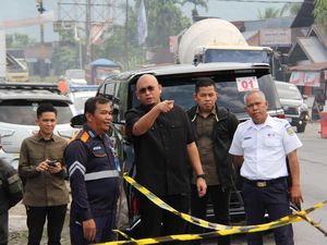 Andre Rosiade Tinjau Perbaikan Perlintasan KA di Kasang dan Pasar Usang