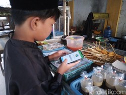 Santri Ponpes Assalafie Babakan Ciwaringin Absen-Jajan Via Aplikasi