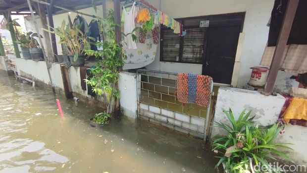 Banjir masih merendam Tegal Alur, Jakbar hingga Sabtu (23/3) siang pukul 13.25 WIB.