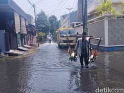 Melihat Rumah Komeng di Tegal Alur Jakbar yang Masih Kebanjiran