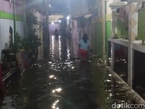 Kawasan Tegal Alur Jakbar Masih Banjir hingga Malam Ini Kawasan Tegal Alur Jakbar Masih Banjir hingga Malam Ini