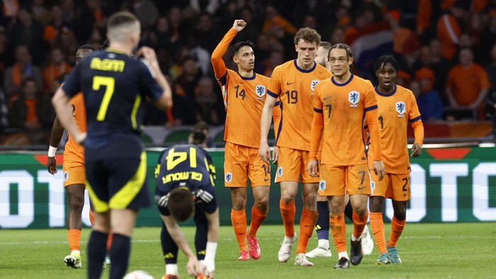 Soccer Football - International Friendly - Netherlands v Scotland - Johan Cruijff Arena, Amsterdam, Netherlands - March 22, 2024 Netherlands Tijjani Reijnders celebrates scoring their first goal with Xavi Simons, Jeremie Frimpong and Mats Wieffer REUTERS/Piroschka Van De Wouw