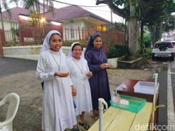 Cerita Biarawati Jualan Takjil hingga Viral di Sukabumi