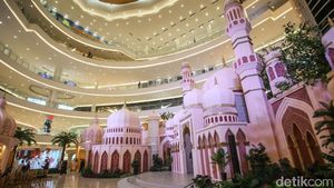 Dekorasi Masjid Megah Semarakkan Ramadan di Pusat Perbelanjaan
