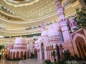 Dekorasi Masjid Megah Semarakkan Ramadan di Pusat Perbelanjaan Dekorasi Masjid Megah Semarakkan Ramadan di Pusat Perbelanjaan