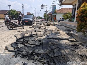 Banjir Pantura Karanganyar Demak Surut, Aspal Mengelupas Jadi Tumpukan Banjir Pantura Karanganyar Demak Surut, Aspal Mengelupas Jadi Tumpukan