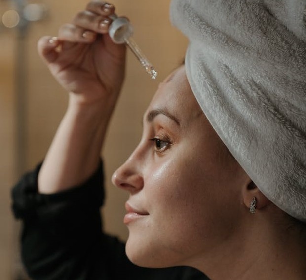 Ilustrasi penggunaan skincare dengan bahan aktif./Foto: Pexels/cottonbro studio