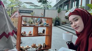 Cantiknya Inara Rusli saat Ngeteh dan Menikmati Dessert
