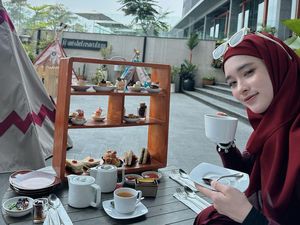 Cantiknya Inara Rusli saat Ngeteh dan Menikmati Dessert