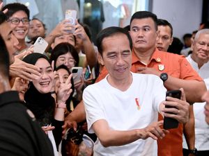 Momen Jokowi Ditemani Para Menteri ke Mall di Pontianak, Warga Rebutan Selfie