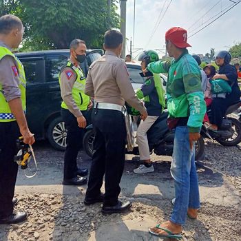 Kecelakaan mobil tertabrak kereta terjadi di Bekasi. Ternyata ada mobil dan sepeda motor lain yang juga terlibat kecelakaan itu. (Foto: dok. Istimewa)