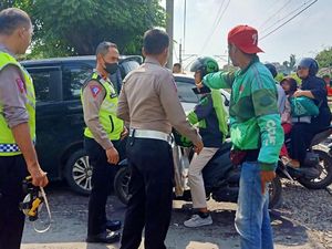 Mobil Tertabrak Kereta di Bekasi, Sopir dan Penumpang Luka