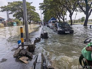Banjir Pantura Karanganyar Demak Tinggal 30 Cm, Lalin Masih Dialihkan Banjir Pantura Karanganyar Demak Tinggal 30 Cm, Lalin Masih Dialihkan