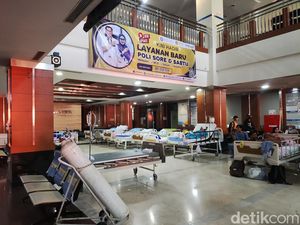 Pasien RS Unair Kembali ke Kamar Usai Bermalam di Parkiran Saat Gempa Tuban Pasien RS Unair Kembali ke Kamar Usai Bermalam di Parkiran Saat Gempa Tuban