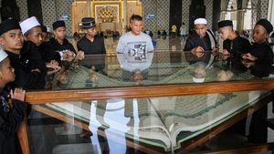 Melihat Al-Quran Raksasa di Masjid Raya Makassar