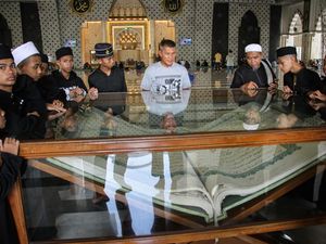 Melihat Al-Quran Raksasa di Masjid Raya Makassar