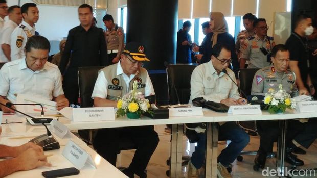 Menko PMK Muhadjir Effendy bersama Menteri Perhubungan Budi Karya Sumadi meninjau Pelabuhan Merak, Banten (Fadil/detikcom)