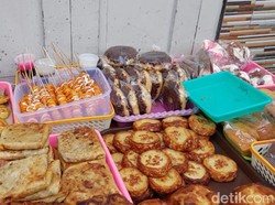 Keseruan Ngabuburit Berburu Takjil di Kawasan Ampel Surabaya