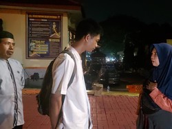 Momen Haru Ortu Jenguk ABG yang Ditahan Gegara Konvoi Bawa Flare di Bogor