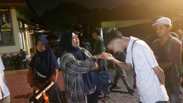 Orang tua jenguk remaja yang ditahan gegara ikut konvoi di Bogor (Sholihin/detikcom)