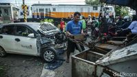 Penampakan 2 Mobil Ringsek Tersambar Kereta di Bekasi