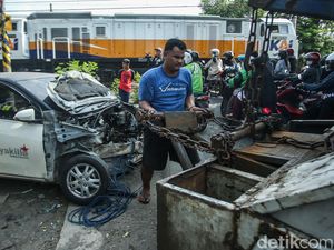 Penampakan 2 Mobil Ringsek Tersambar Kereta di Bekasi Penampakan 2 Mobil Ringsek Tersambar Kereta di Bekasi