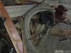 Pilu Santri Penjual Nasgor di Indramayu, Gerobak Hancur Ditabrak Mobil
