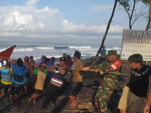 Salah Perhitungan, Perahu Nelayan Terbalik Saat Akan Melaut di Bantul Salah Perhitungan, Perahu Nelayan Terbalik Saat Akan Melaut di Bantul