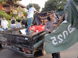 Polisi Bubarkan Konvoi Pelajar Bermotor Tak Berhelm di Bintaro
