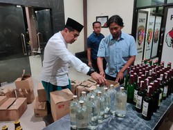 Polisi Tangkap 8 Pedagang Miras di Jombang, 473 Botol Disita