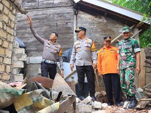 Polisi dan BPBD Cek Bangunan-Beri Bantuan Warga Terdampak Gempa Tuban Polisi dan BPBD Cek Bangunan-Beri Bantuan Warga Terdampak Gempa Tuban