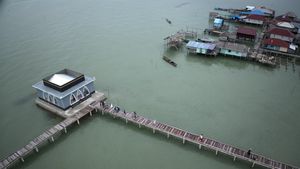Potret Masjid Suku Bajo di Tengah Laut Buton