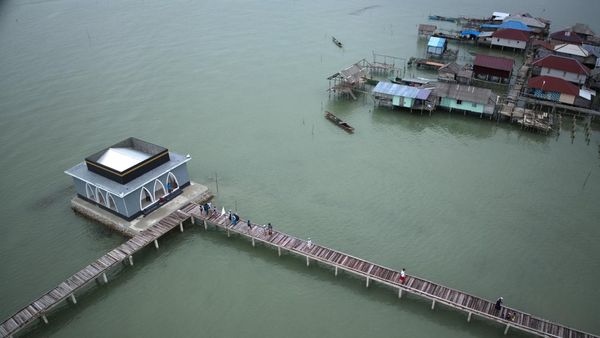 Potret Masjid Suku Bajo di Tengah Laut Buton