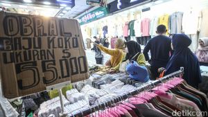 Potret Warga Mulai Belanja Pakaian Lebaran di Tanah Abang