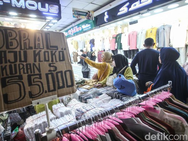 Potret Warga Mulai Belanja Pakaian Lebaran di Tanah Abang