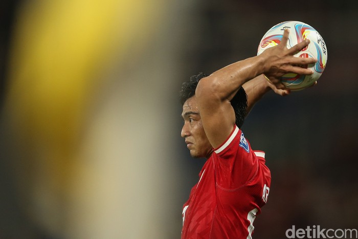 Pratama Arhan melakukan lemparan dalam proses gol Timnas Indonesia ke gawang Vietnam di Kualifikasi Piala Dunia 2026.
