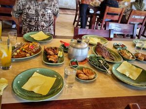 5 Resto Sunda yang Ngeunah Pisan Buat Bukber Bareng Keluarga 5 Resto Sunda yang Ngeunah Pisan Buat Bukber Bareng Keluarga