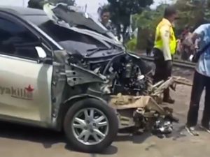 Mobil Tertabrak KA Jarak Jauh di Bekasi Timur, Mesinnya Sampai Copot Mobil Tertabrak KA Jarak Jauh di Bekasi Timur, Mesinnya Sampai Copot