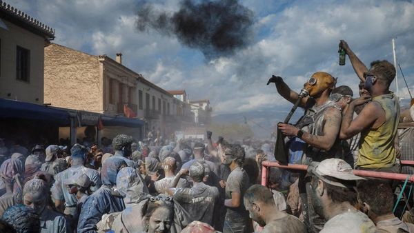 Semarak Perang Tepung Rayakan Karnaval Yunani Kuno