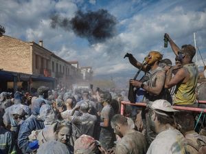 Semarak Perang Tepung Rayakan Karnaval Yunani Kuno