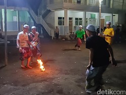 Santri Ponpes di Probolinggo Main Sepak Bola Api Usai Tarawih