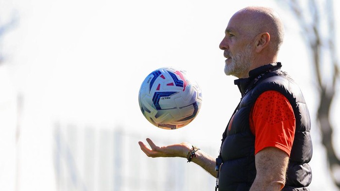 Stefano Pioli CAIRATE, ITALY - MARCH 21: Stefano Pioli Head coach of AC Milan looks on during an AC Milan Training Session at Milanello on March 21, 2024 in Cairate, Italy. (Photo by Giuseppe Cottini/AC Milan via Getty Images)